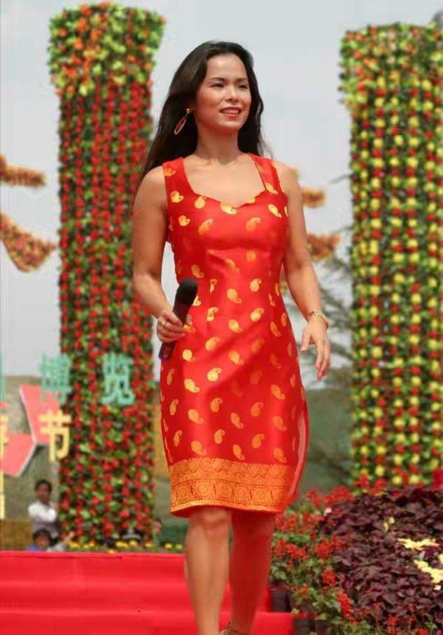 大气 58岁韦唯海底捞庆生,仨儿子只剩老幺作陪,精心打扮难掩落寞感