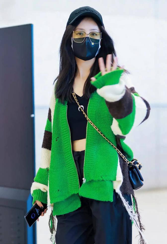 黑色 38岁佟丽娅生活中好酷！穿露脐装长裤国庆走机场，离婚后似小姑娘