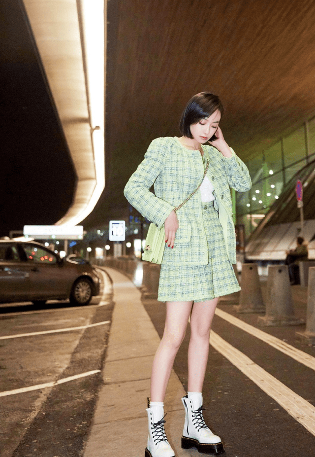 身材 李湘难得“普通”一回，身穿薄荷绿连衣裙配黑长直，富态身材真美