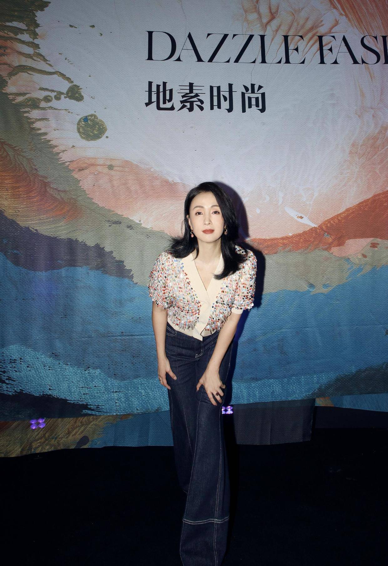 进行 陶虹越老越有韵味,穿彩珠短上衣配高腰牛仔裤,时髦显高又减龄