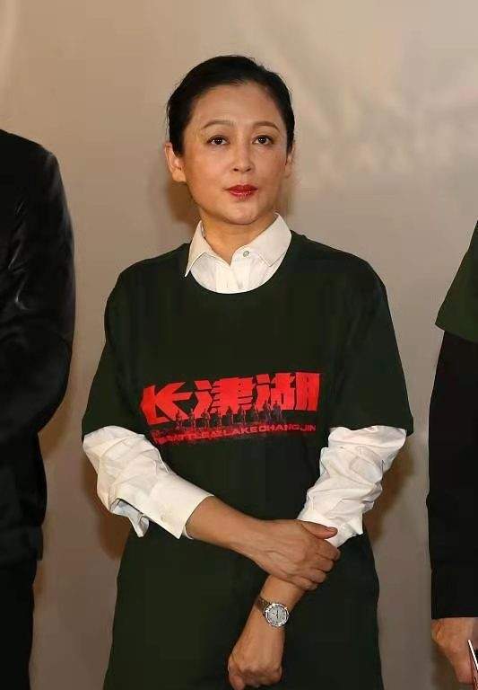 大气 陈红复出为陈凯歌站台，穿衣暴露60岁审美，涂死亡芭比粉更要命