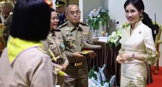 花朵 诗妮娜要把“妖娆”进行到底，当众抱娃手足无措，红旗袍太抢眼！