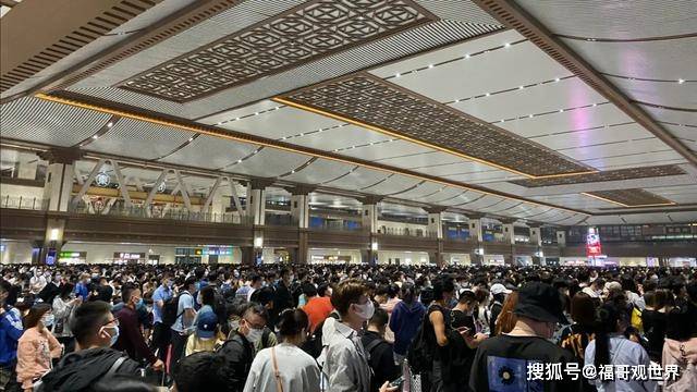 国庆节的西安火车站！车站人流量爆满，人山人海堪比春运！