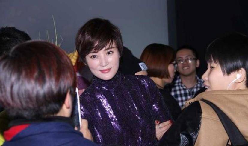 一身 蒋勤勤穿一身紫色亮相，个人形象也太俗气了，根本不像明星品位