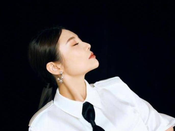 短裙 徐冬冬身材真好，皮质短裙配白色小西服，看着性感又妩媚