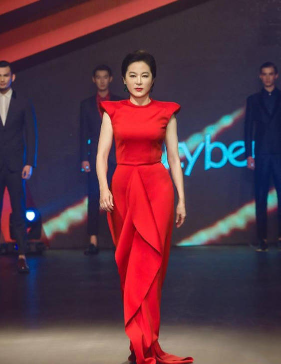 美人 岁月不败美人,林青霞剪短发穿红裙优雅从容,自然老去的样子真美