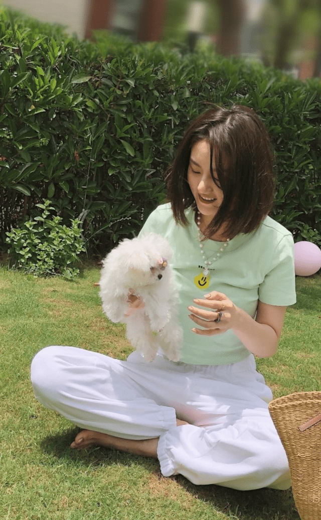 身材 李湘难得“普通”一回,身穿薄荷绿连衣裙配黑长直,富态身材真美