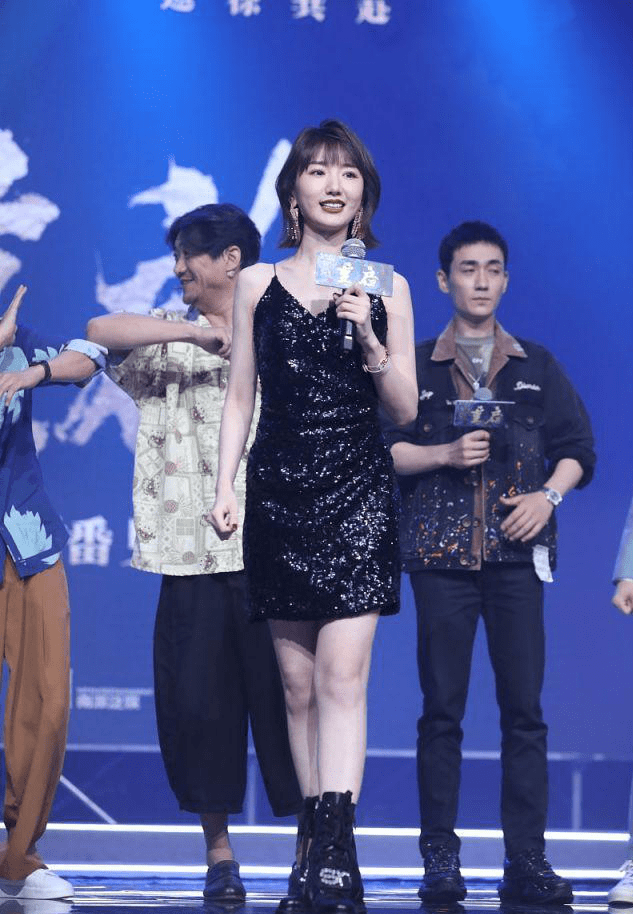 黑色 著名主持人张蕾这么厉害，穿一件黑色连衣裙搭配波波头，魅力十足