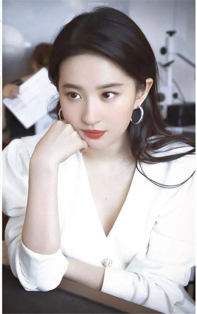 刘亦菲人美就乱来？驴蹄鞋、豹纹裤、彩虹裤袜，这些女星的衣品让人沉默