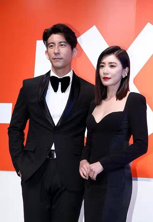 老公 贾静雯夫妇出席活动，她一袭紧身长裙全身零赘肉，比小老公还显嫩