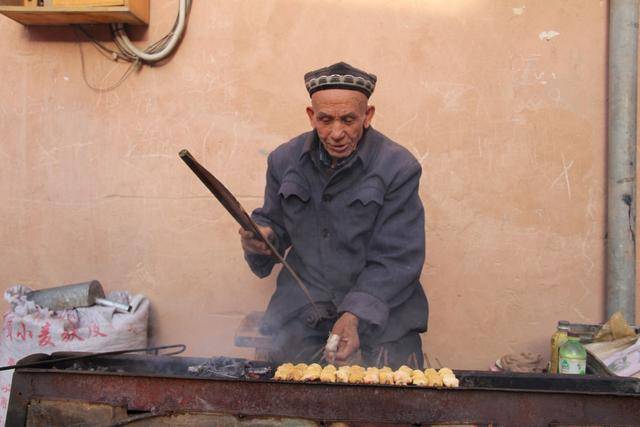 喀什老城｜七十八岁的老人烤肉摊生意红火，去过的人说，这不算啥