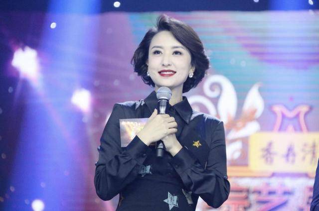 黑色 著名主持人张蕾这么厉害，穿一件黑色连衣裙搭配波波头，魅力十足