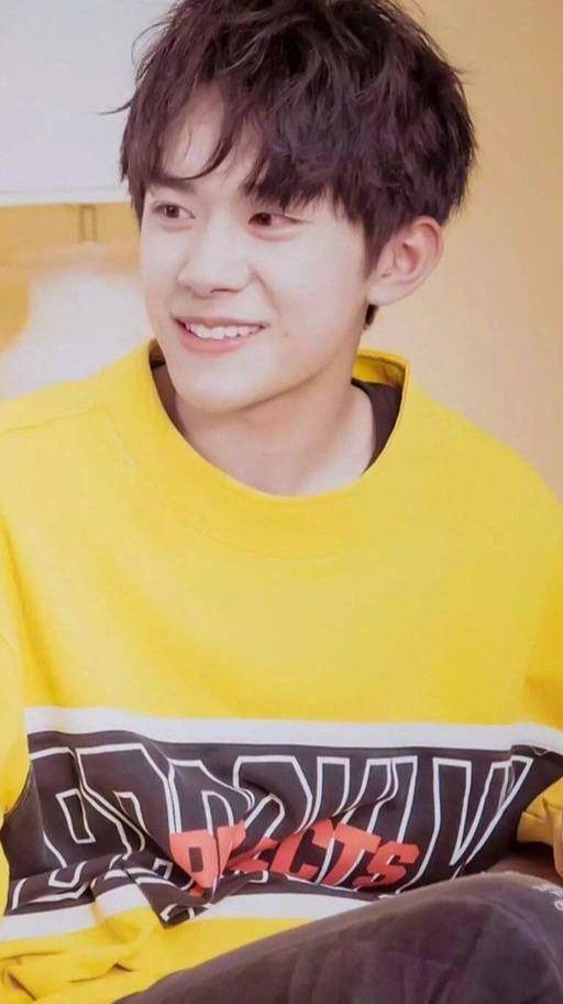 熊猫手 现哥黄衣加身酷过肖战，才发现王一博侧颜不输杨洋：穿小黄衣好嫩