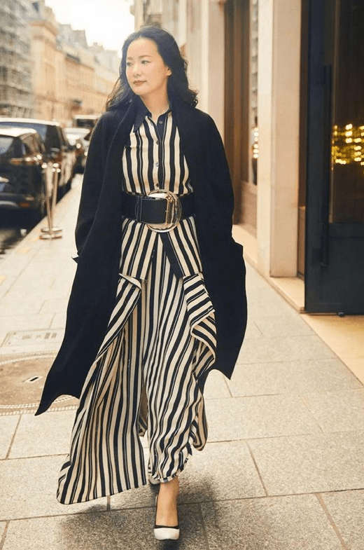 卫衣 咏梅51岁气质仍惊艳，穿灰卫衣配直筒裙，简单随性却难掩高级