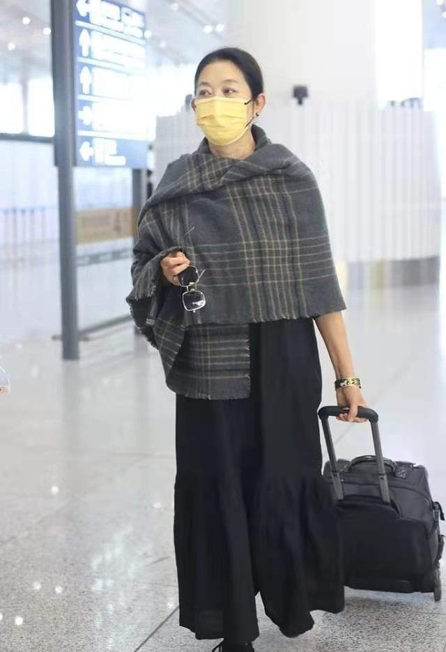 全套 倪萍罕见走机场变高调,穿着朴素身子骨硬朗,戴全套金首饰更抢眼