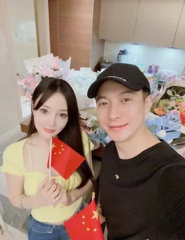 李小璐 李小璐无戏可拍也不消停，参加聚会占据C位不够，穿衣更是抢镜