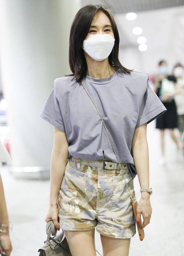 感觉 王子文个子小但是会穿衣，T恤配短裤减龄，搭双堆堆靴显得更高级