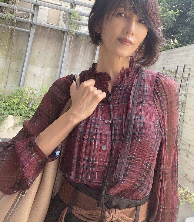 木村 51岁工藤静香又晒近照！穿百褶裙亮相身材不输女儿，腰只有1尺7吧