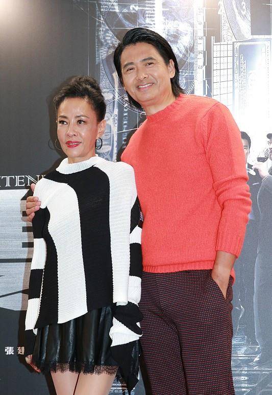 黑色 周润发的媳妇长得也很大气,一把年纪还在穿短裙,腿看着很年轻