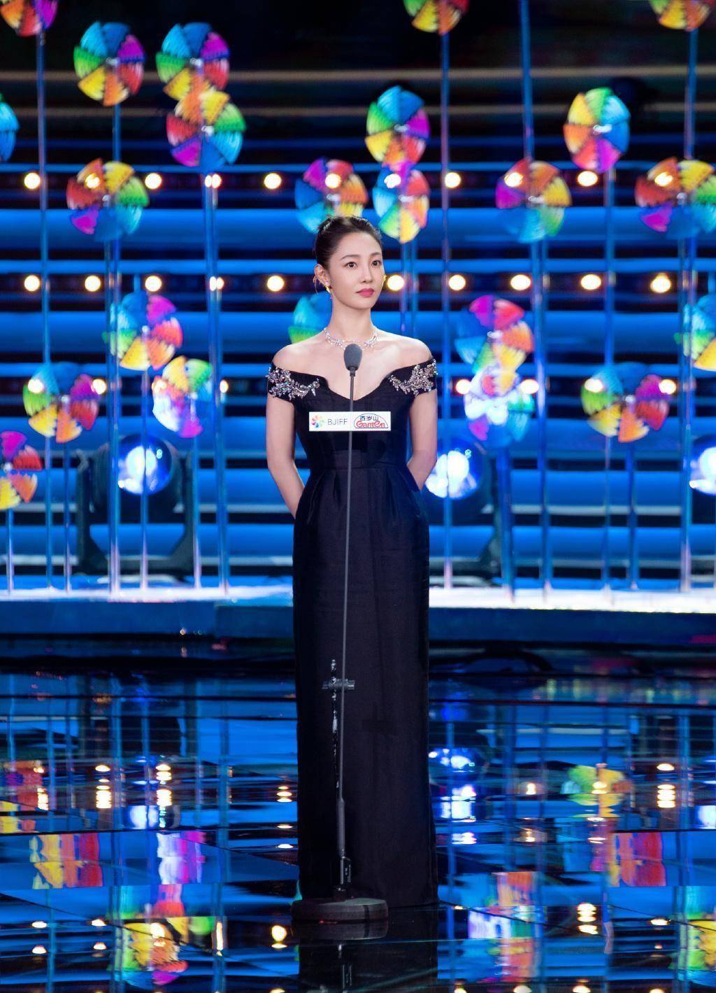 风情 白百何感觉瘦了不少,穿一字肩裙能看出锁骨,腰身也挺纤细的