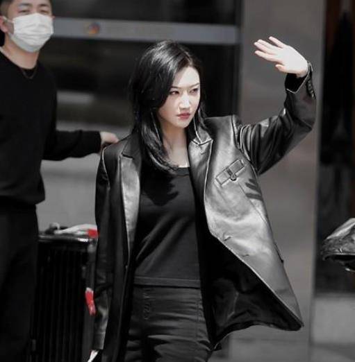 景甜 景甜终于找对风格了，穿一身皮质西装飒爽帅气，御姐范太适合她了