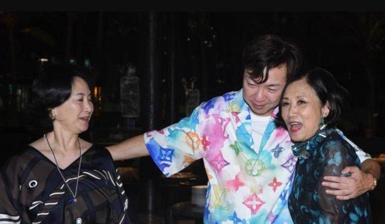 何超琼 何超琼年近六十也很美，坚持素颜不化妆，气质却碾压旁边汪明荃