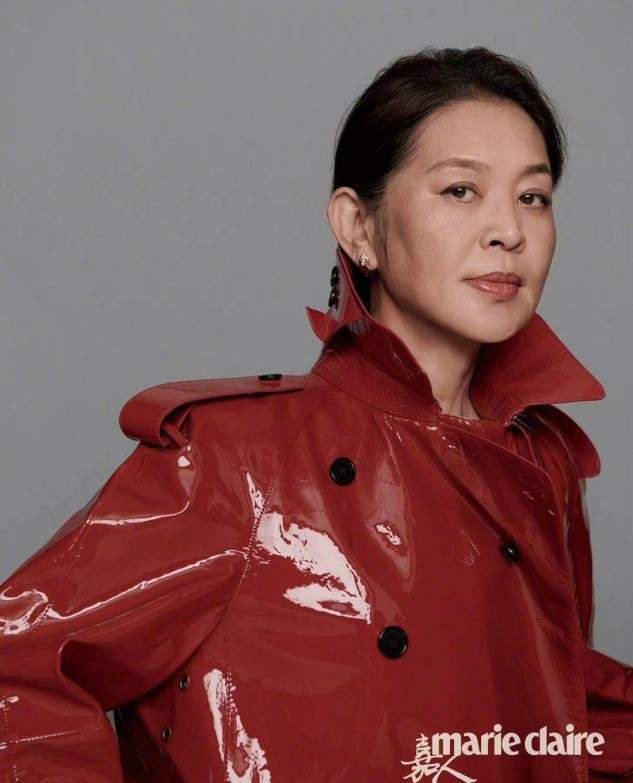 全套 倪萍罕见走机场变高调，穿着朴素身子骨硬朗，戴全套金首饰更抢眼