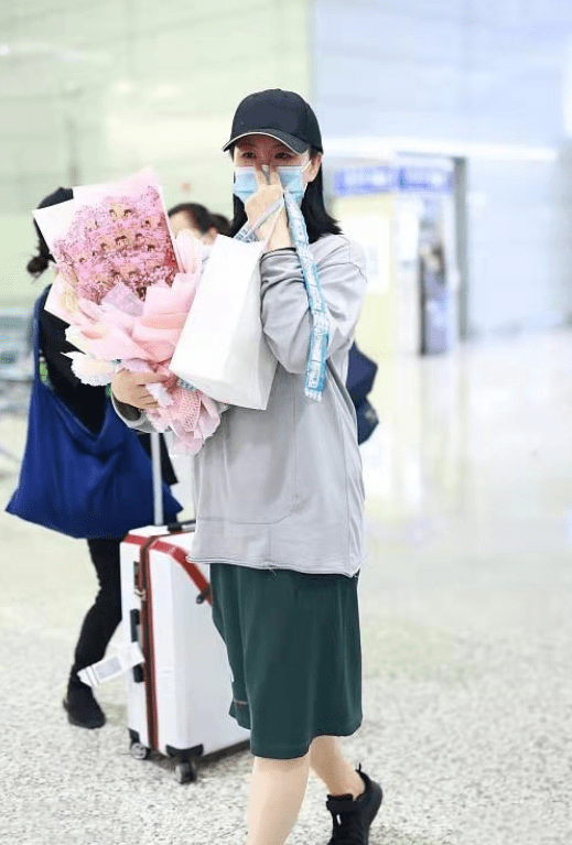 卫衣 咏梅51岁气质仍惊艳,穿灰卫衣配直筒裙,简单随性却难掩高级