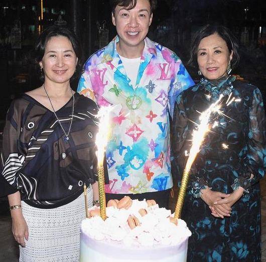 何超琼 何超琼年近六十也很美，坚持素颜不化妆，气质却碾压旁边汪明荃