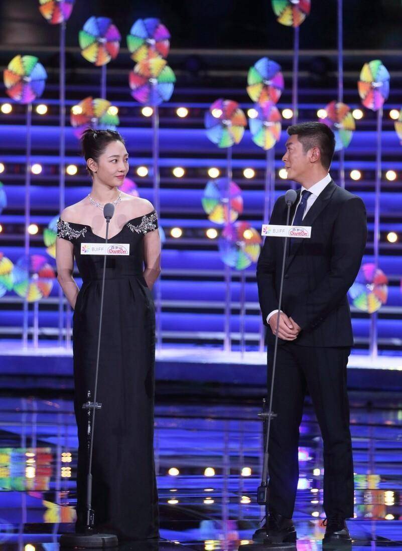 风情 白百何感觉瘦了不少,穿一字肩裙能看出锁骨,腰身也挺纤细的