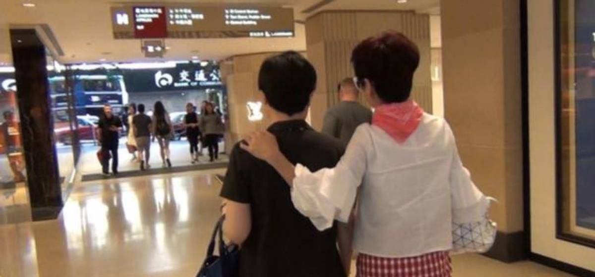 身材 狄波拉快70岁的人了，上街还扮得像小姑娘，墨镜配格纹裙太时髦了