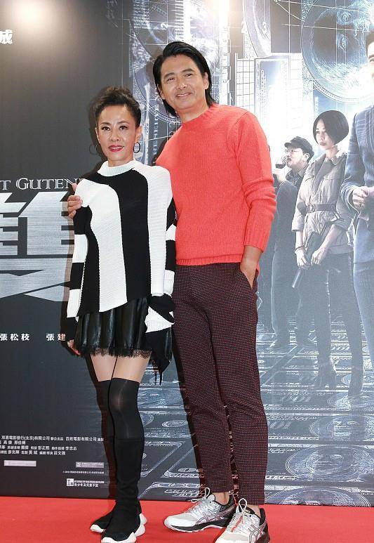 黑色 周润发的媳妇长得也很大气,一把年纪还在穿短裙,腿看着很年轻