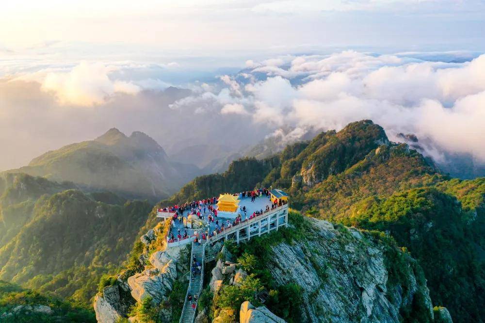 拍摄:崔胜杰▼日出,云海,佛光齐现洛阳白云山10月2日早晨雨后放晴