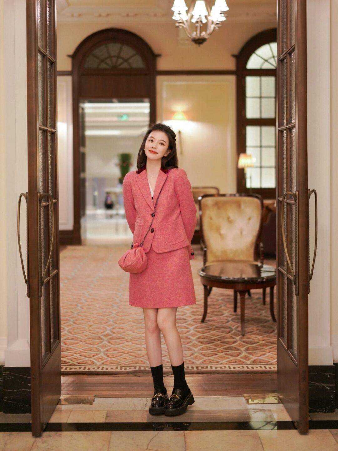 套装 40+女人不要再穿“基础款西装”了，建议记住这几个技巧，超洋气