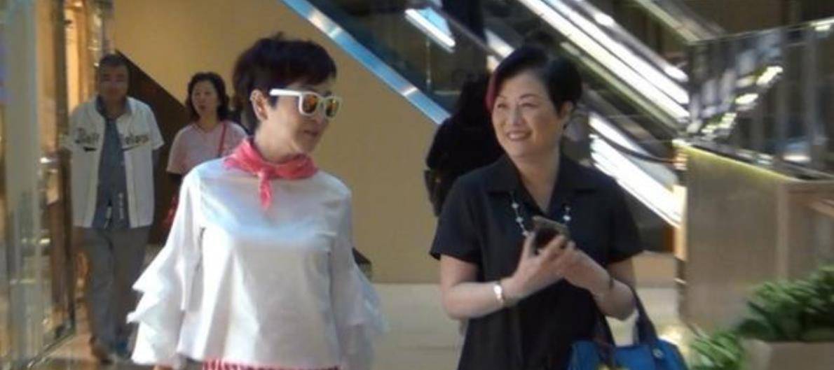 身材 狄波拉快70岁的人了，上街还扮得像小姑娘，墨镜配格纹裙太时髦了