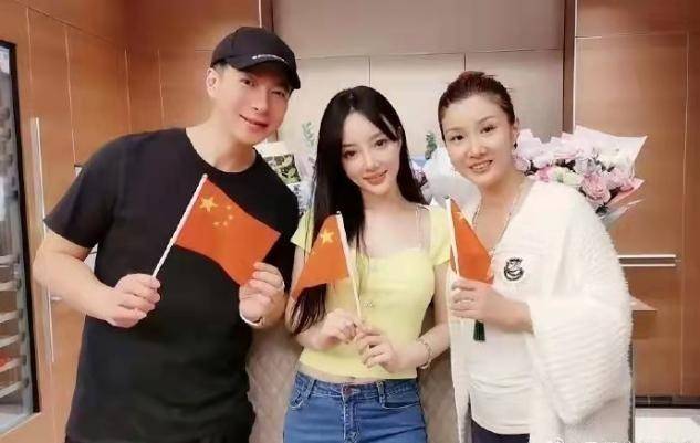 李小璐 李小璐无戏可拍也不消停，参加聚会占据C位不够，穿衣更是抢镜