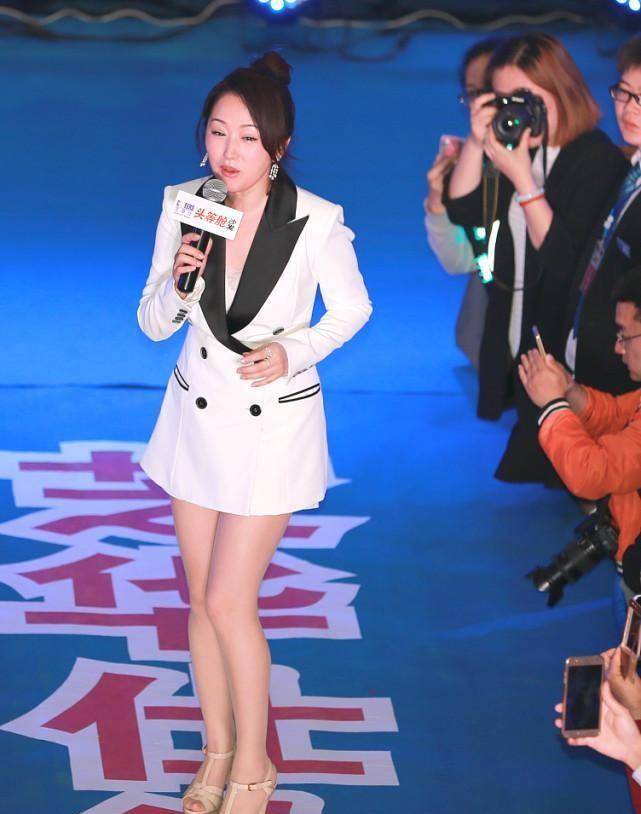 魅力 杨钰莹把西装当裙子穿，露出美腿挺有魅力，肌肤没有一点老态