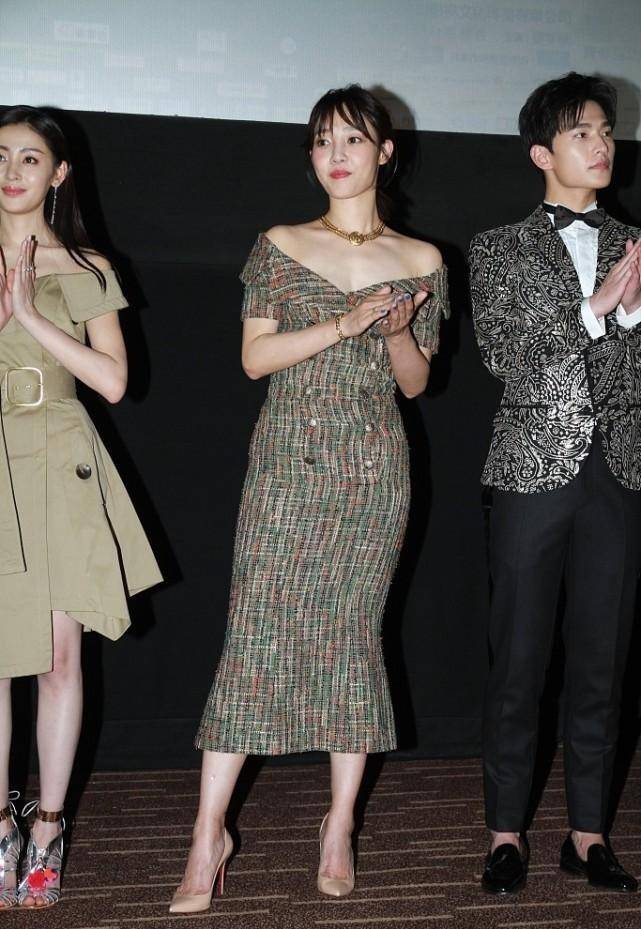 风情 白百何感觉瘦了不少，穿一字肩裙能看出锁骨，腰身也挺纤细的