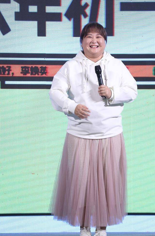 卫衣 贾玲身材有点“控不住”，出席活动穿半身裙遮肉，不愧是大码女神