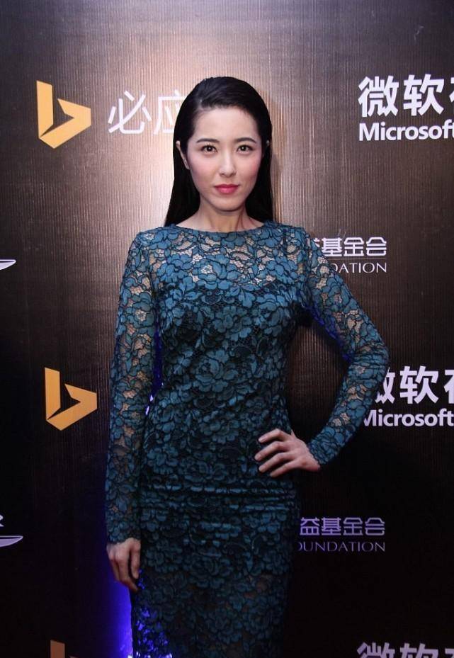 诱惑力 曾黎穿旗袍都和别人不同，为显腰细拼接透视薄纱，领口V字挺特别