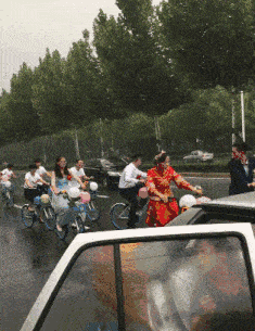搞笑段子：跟老公吵架，氣得跑回娘家，發現老爸一個人窩在沙發… 搞笑整蠱 第1张