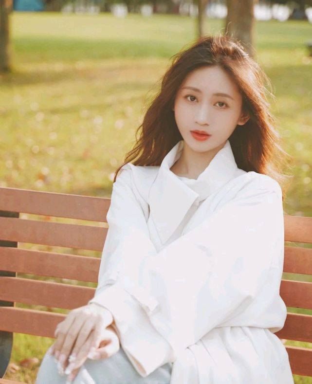 设计 秋季穿搭需要一件合适的外套，只要穿对了，高级感满满