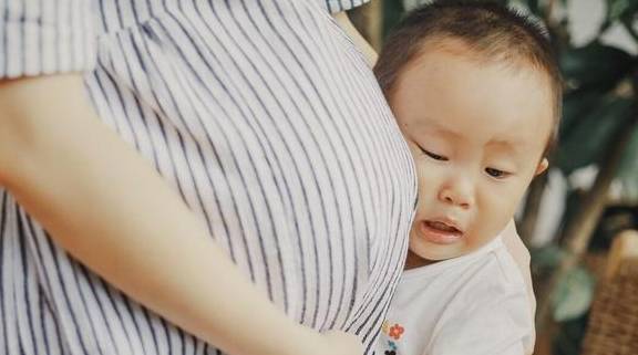 女士|哥哥亲近刚出生的妹妹，妹妹就莫名哭泣，妈妈打开襁褓脸都白了