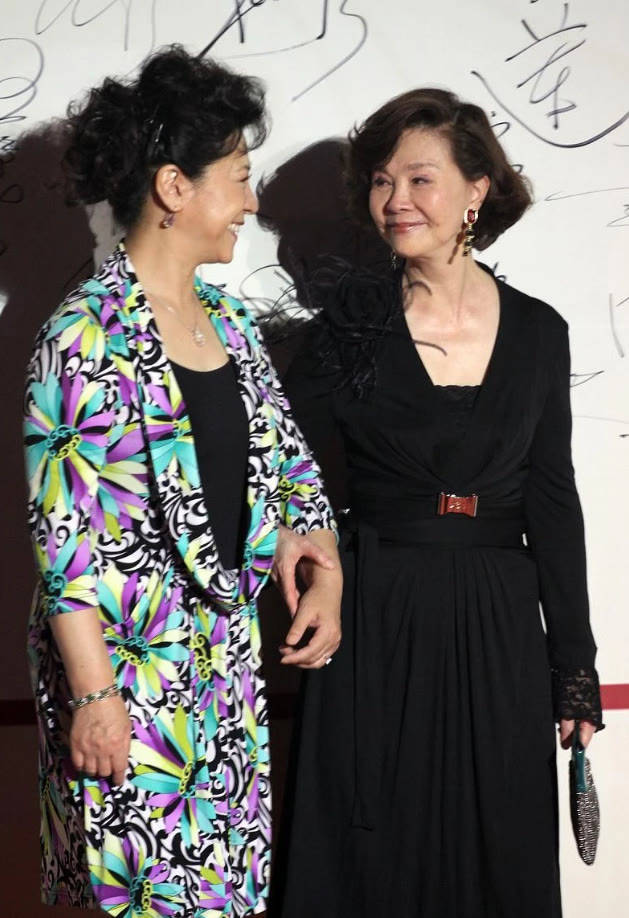 元素 王馥荔和归亚蕾同框，一个花哨一个低调都好有气质，看不出70多岁