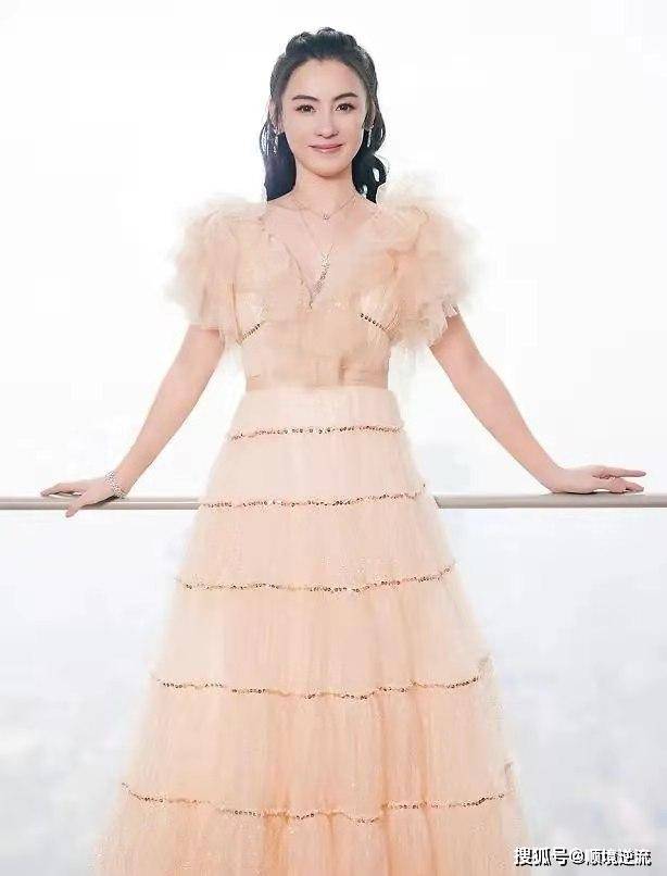 女神 张柏芝真的好美，杏色薄纱礼服裙浪漫精致，甜美动人显女神范