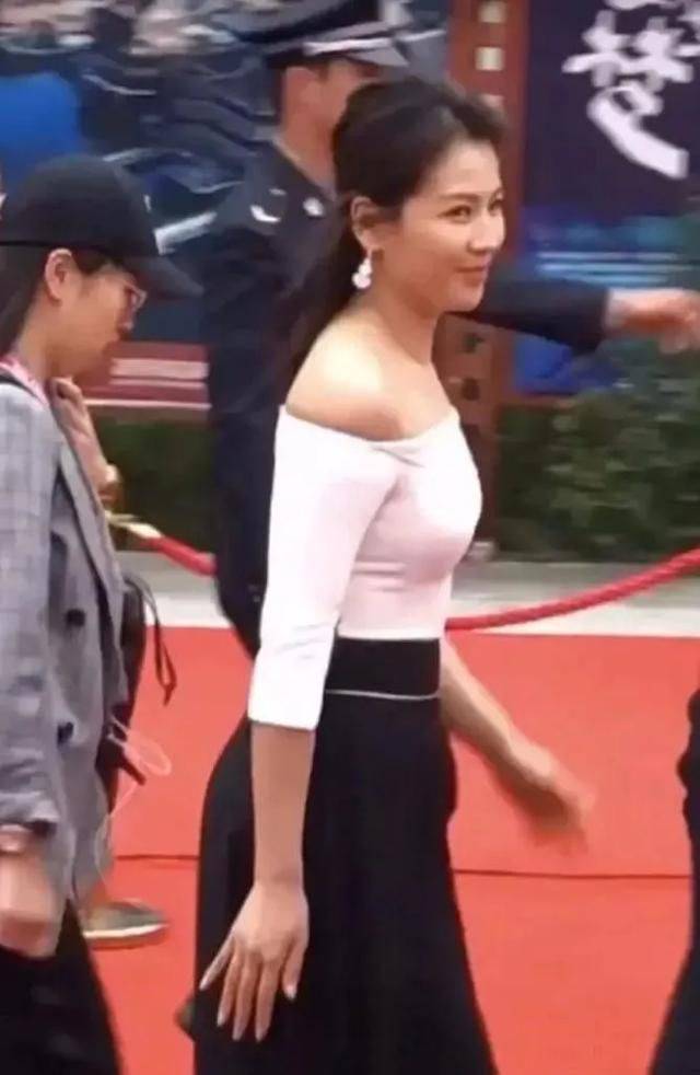 感觉没修图的刘涛张嘉倪，皮肤状态一个比一个差，这才是真实样子！