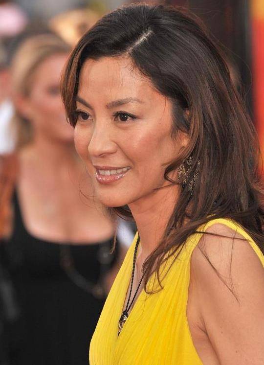 鱼尾 杨紫琼不愧练武出身，穿吊带礼裙还有小肌肉，不仅温柔还显飒爽