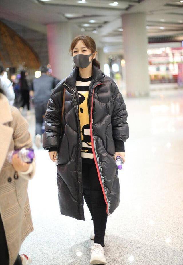 设计 杨紫一身路人装扮走机场,黑色羽绒服保暖又显瘦,看着像个大学生