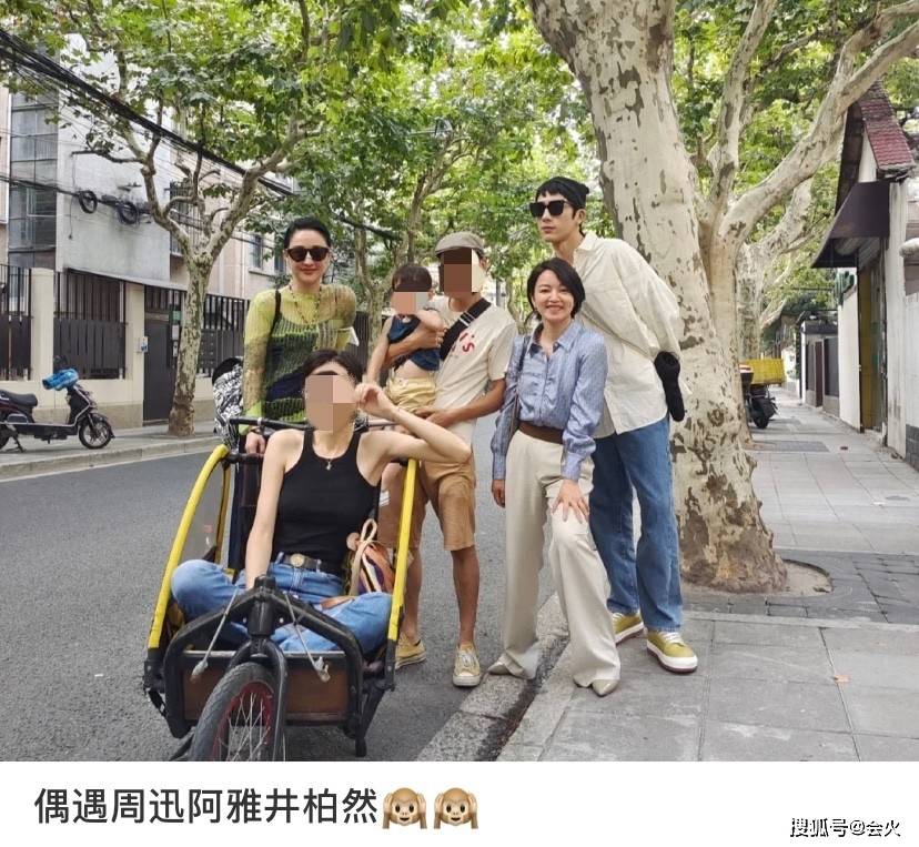 身材 46岁周迅街头被偶遇！穿透视毛衣身材干瘦，曾因怕衰老坐沙发上哭