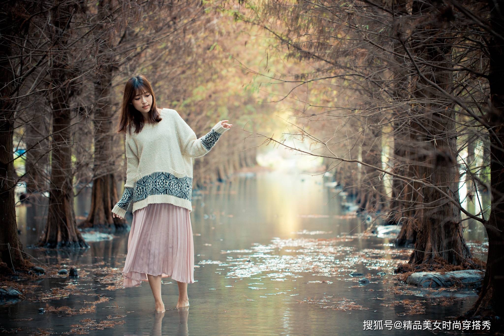 什么 十一出游这样穿也很美,针织毛衣搭配粉色半身裙,甜美又减龄